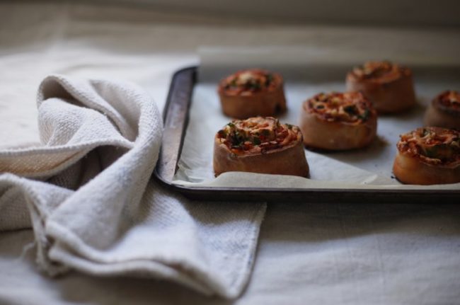 Yoghurt dough pizza scrolls